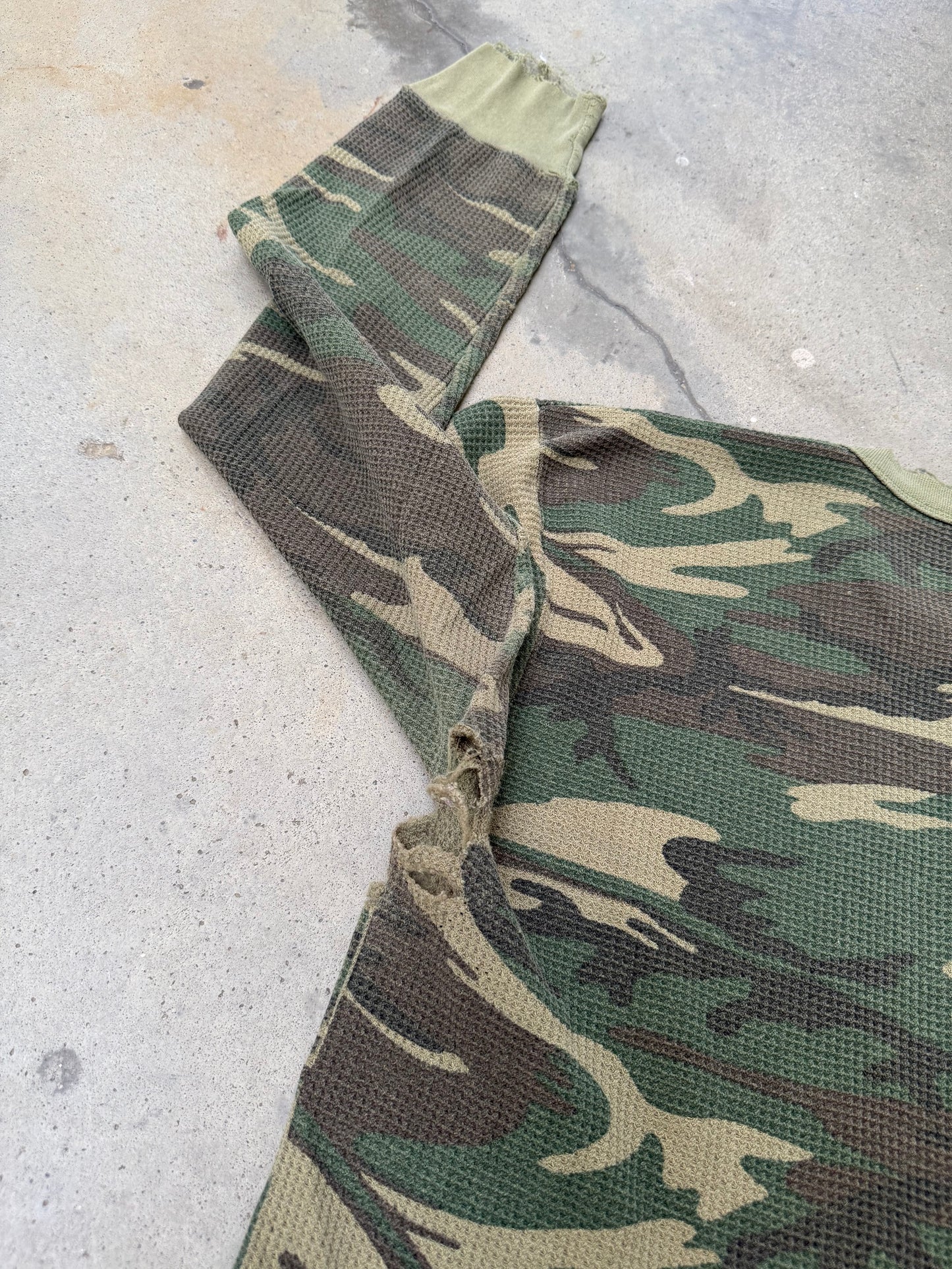 1980s Distressed Camo Waffle Knit Thermal Shirt - L