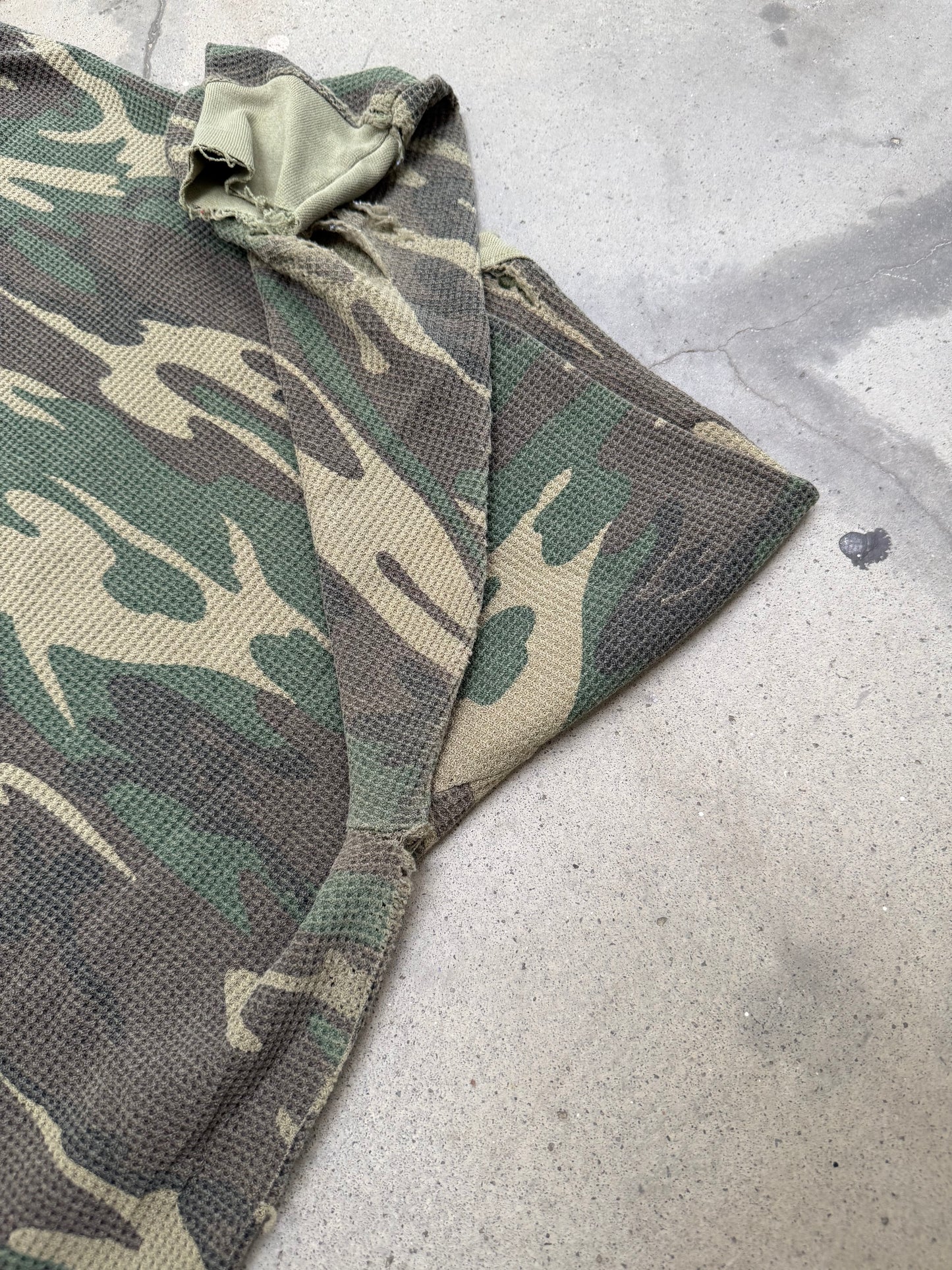 1980s Distressed Camo Waffle Knit Thermal Shirt - L